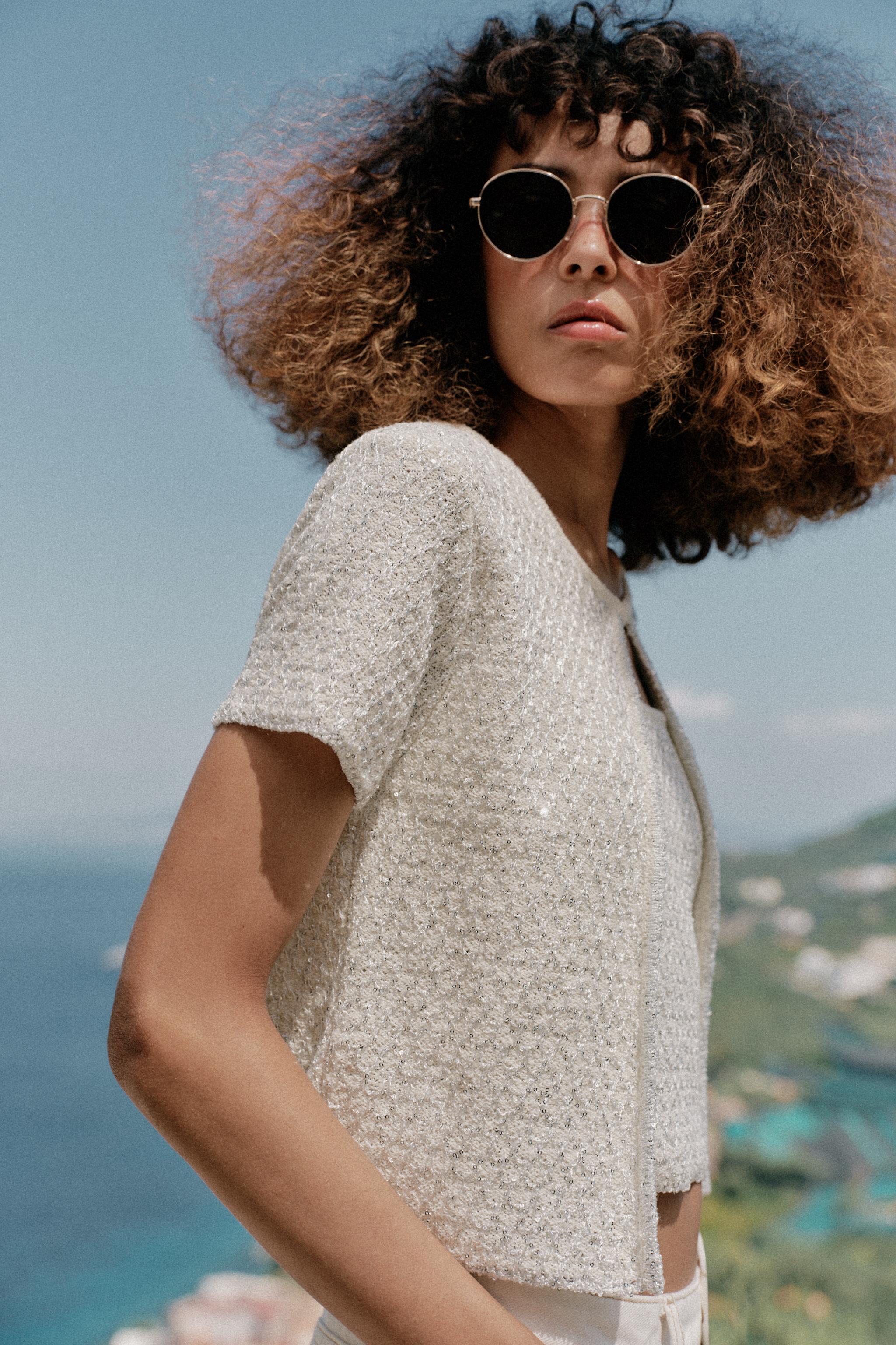 GILET EN MAILLE PAILLETTES ET FIL MÉTALLISÉ